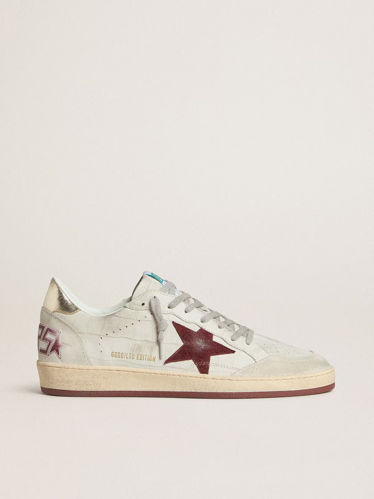 Golden Goose Heren Ball Star in krokodillenprint nubuck met bordeauxrode suède ster