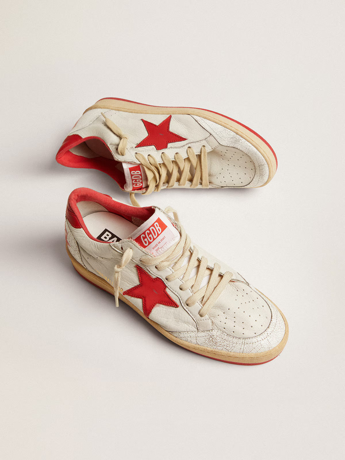 Golden Goose Ball Star pour femme en cuir blanc avec étoile rouge et languette de talon