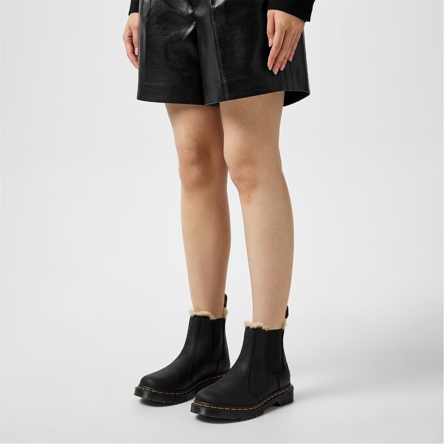 Botín Chelsea Dr Martens 2976 Leonore forrado con piel sintética