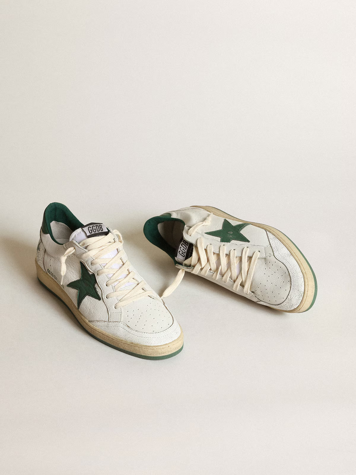 Golden Goose Ball Star pour femme en cuir nappa blanc avec étoile en cuir verte et languette de talon