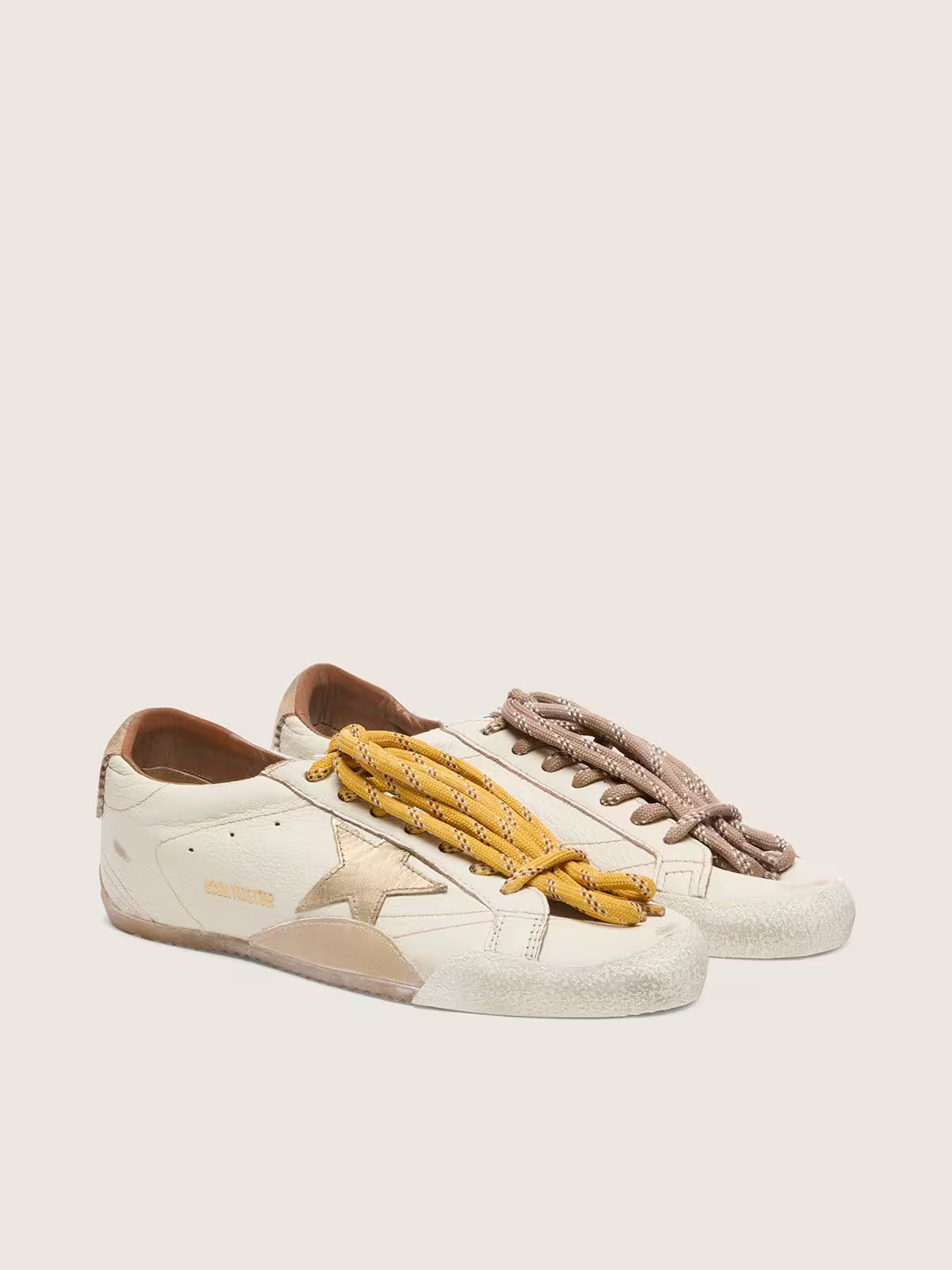 Golden Goose True-Star pour femme en cuir nappa blanc avec étoile dorée et languette de talon en daim beige