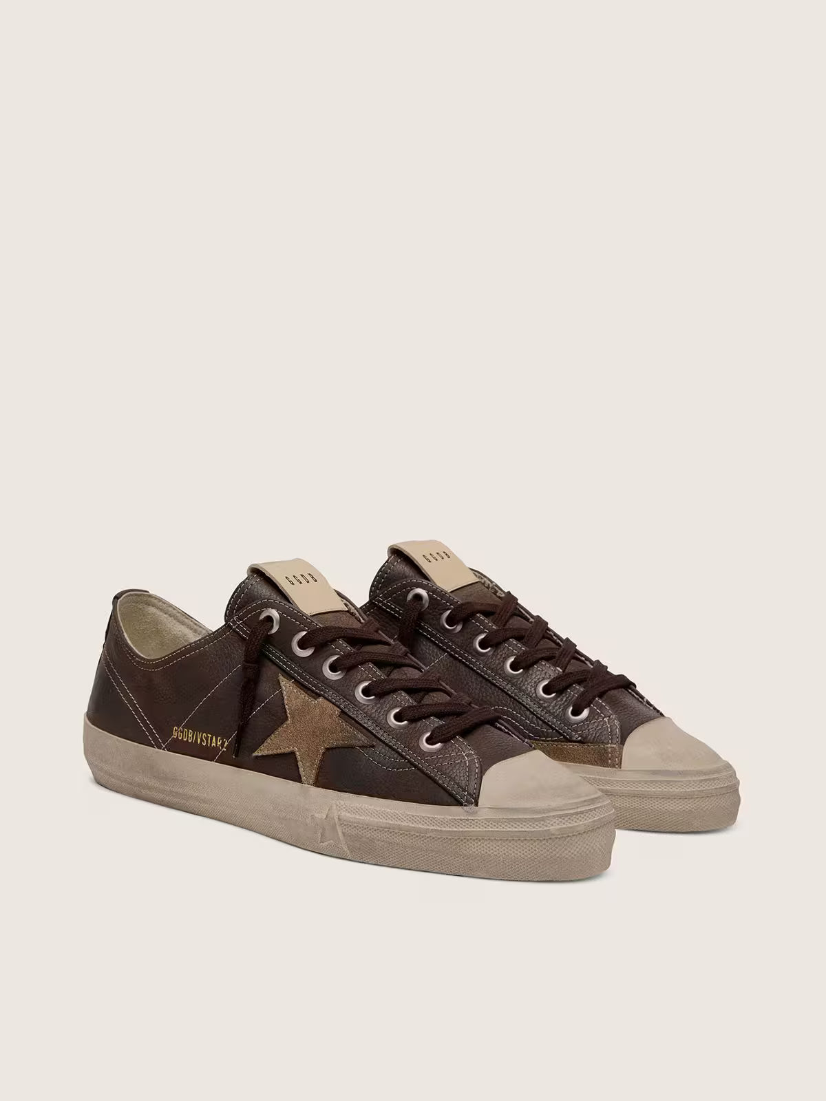 Golden Goose Heren V-Star in bruin nubuck met tabakskleurige suède ster