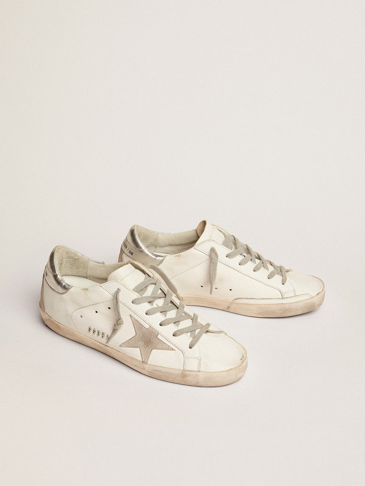 Golden Goose Super-Star pour femme avec languette de talon argentée et lettrage en clous métalliques