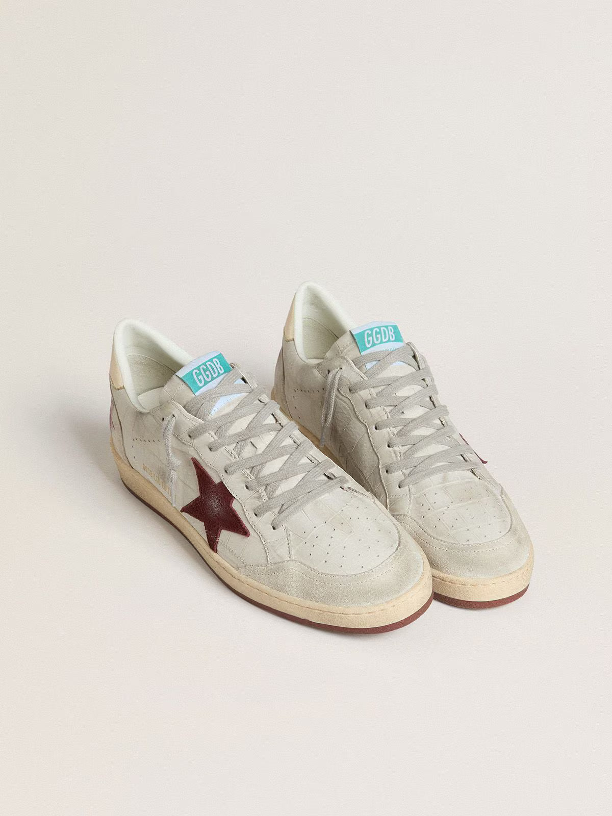 Golden Goose Heren Ball Star in krokodillenprint nubuck met bordeauxrode suède ster