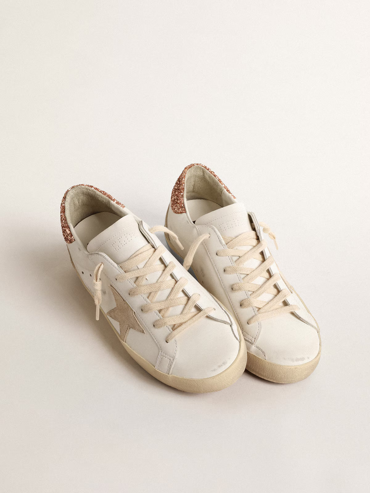 Golden Goose Super-Star pour femme avec une étoile en daim et un talon pailleté rose pêche