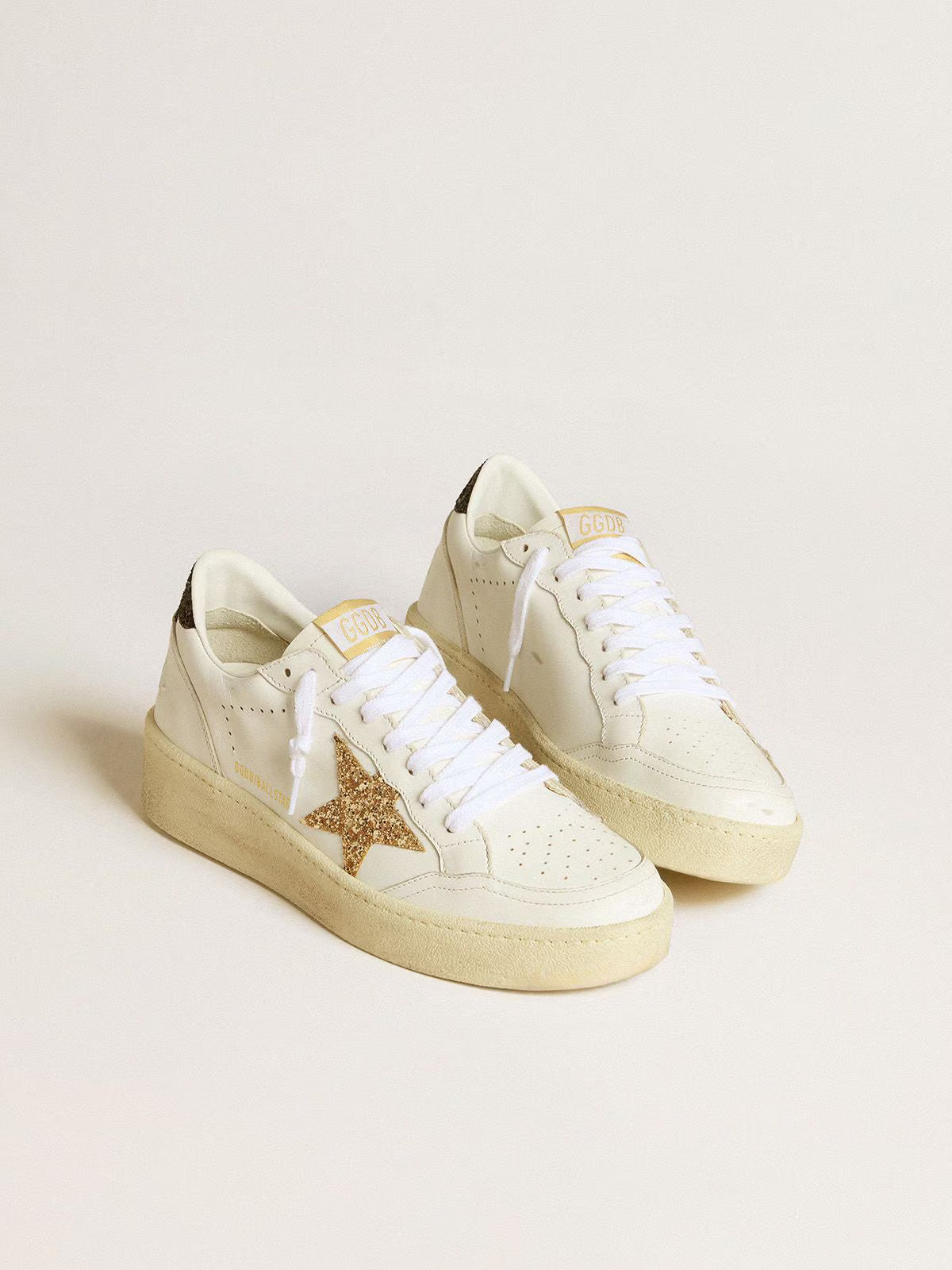 Golden Goose Ball Star pour femme en cuir blanc avec étoile pailletée dorée et languette de talon pailletée noire