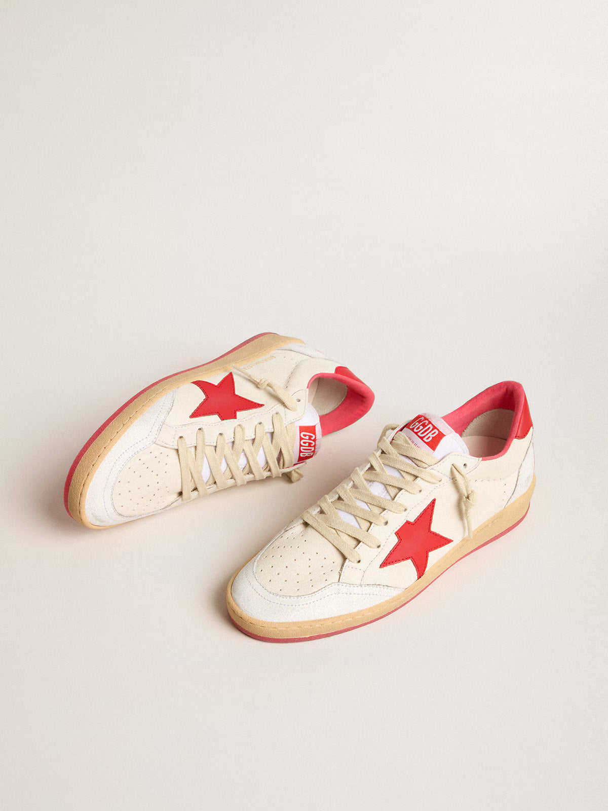 Golden Goose Ball Star Wishes pour femmes en cuir blanc avec une étoile rouge et un talon rouge