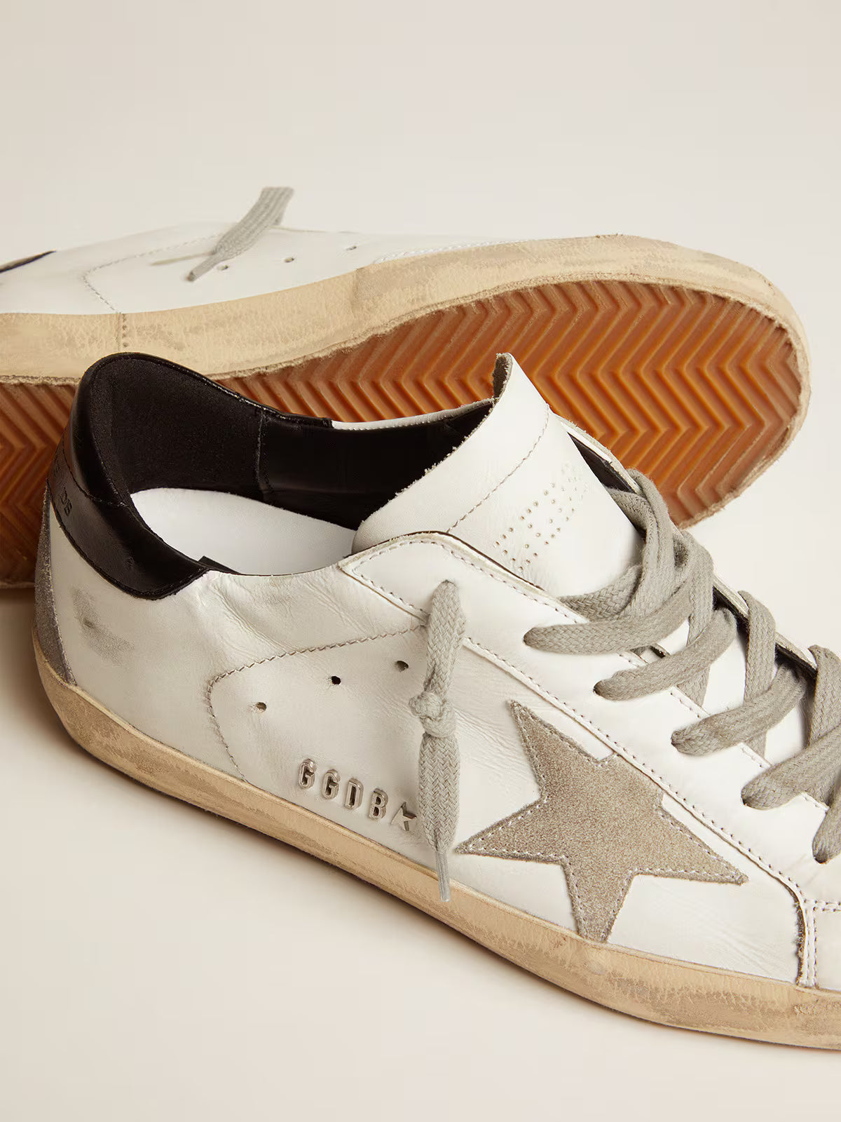 Golden Goose Super-Star pour femme avec languette de talon noire et lettrage en clous métalliques