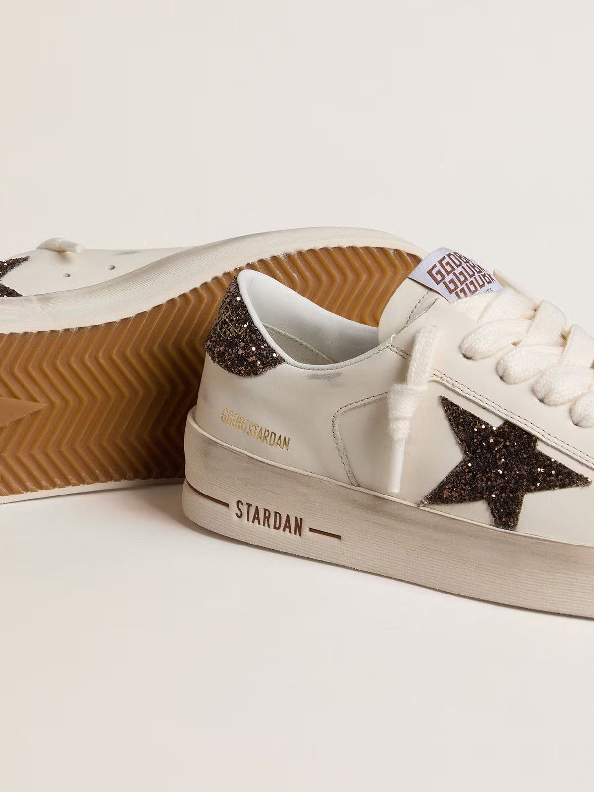 Golden Goose Stardan pour femmes en cuir blanc avec étoile pailletée marron et languette de talon