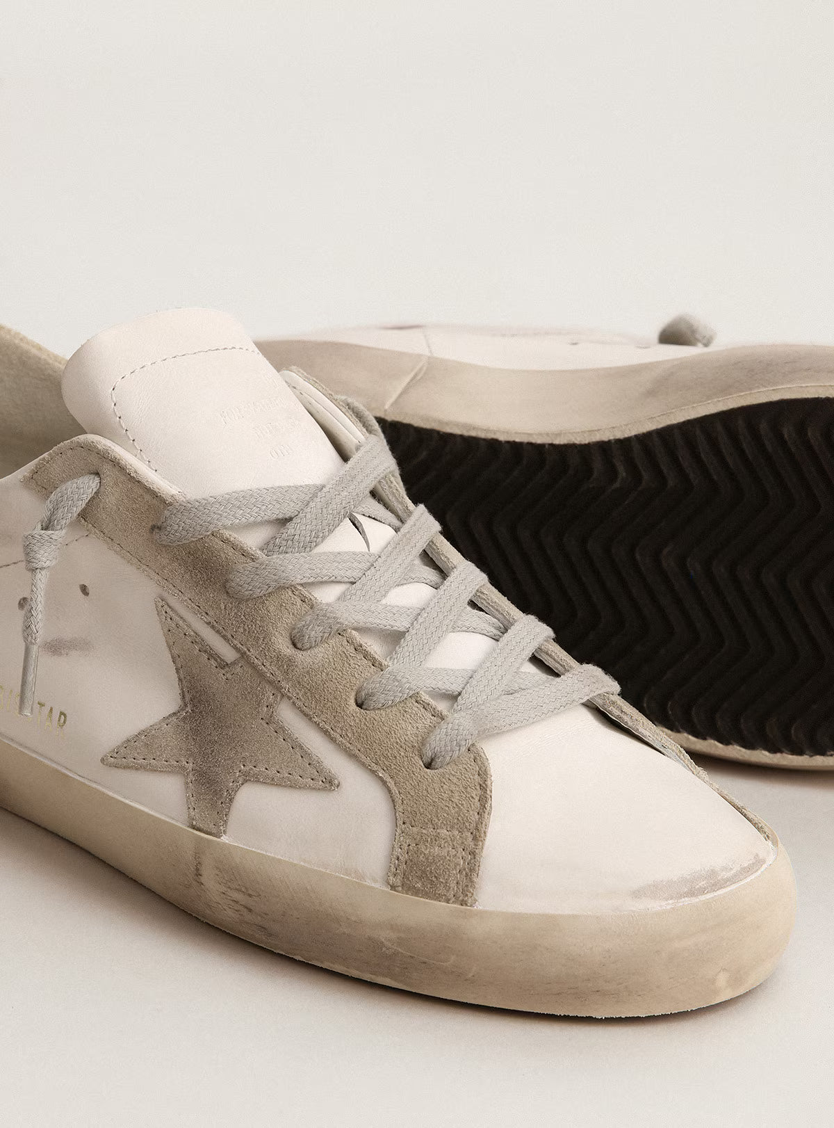 Golden Goose Super-Star pour femmes avec étoile en daim gris et languette de talon