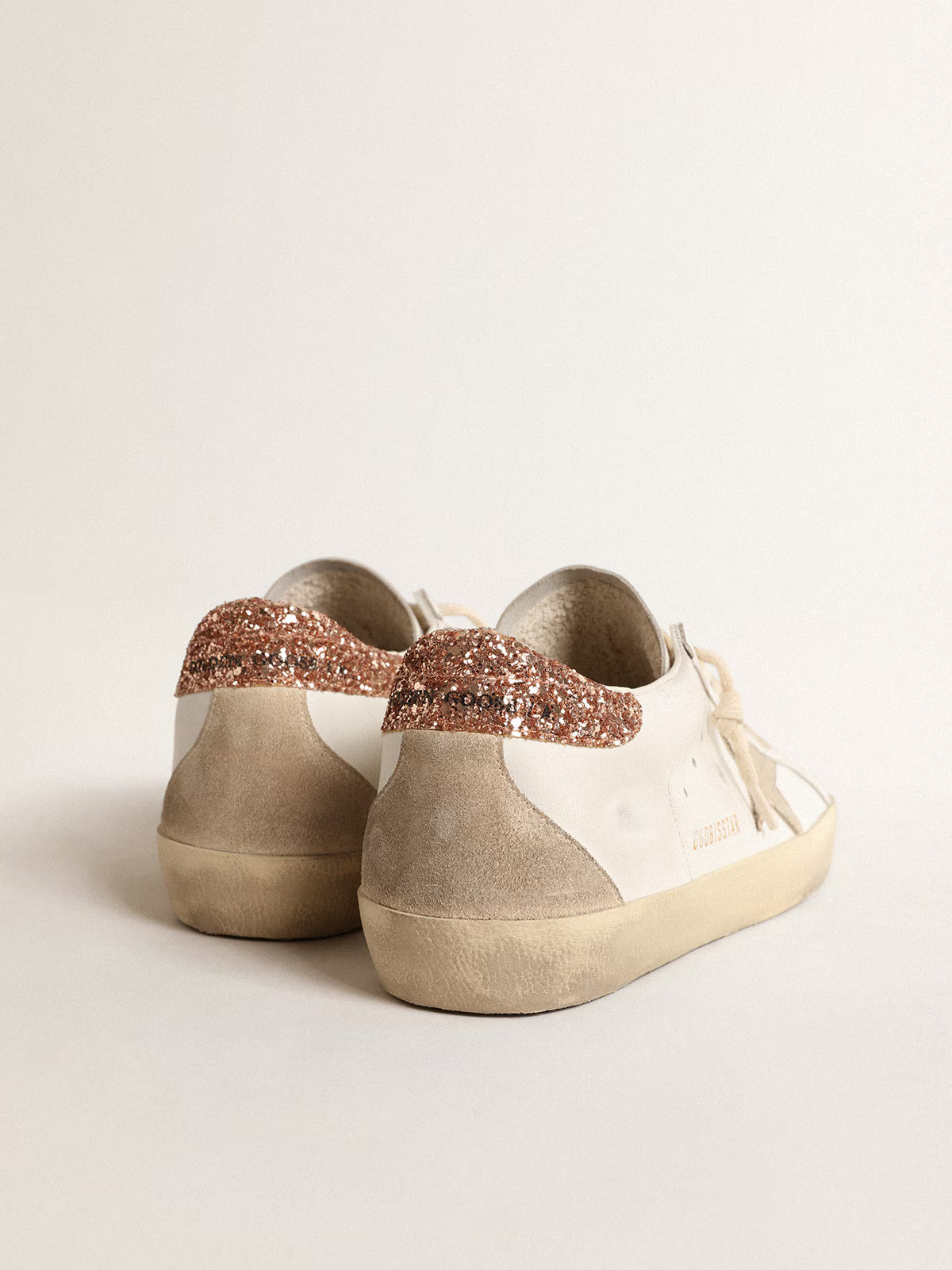 Golden Goose Super-Star pour femme avec une étoile en daim et un talon pailleté rose pêche