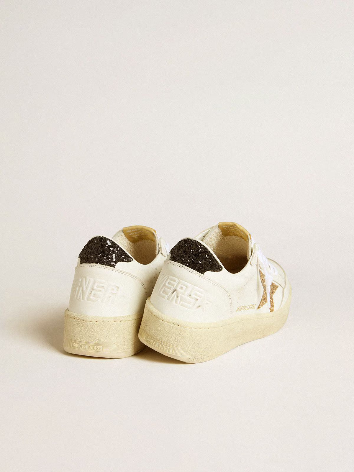 Golden Goose Ball Star pour femme en cuir blanc avec étoile pailletée dorée et languette de talon pailletée noire