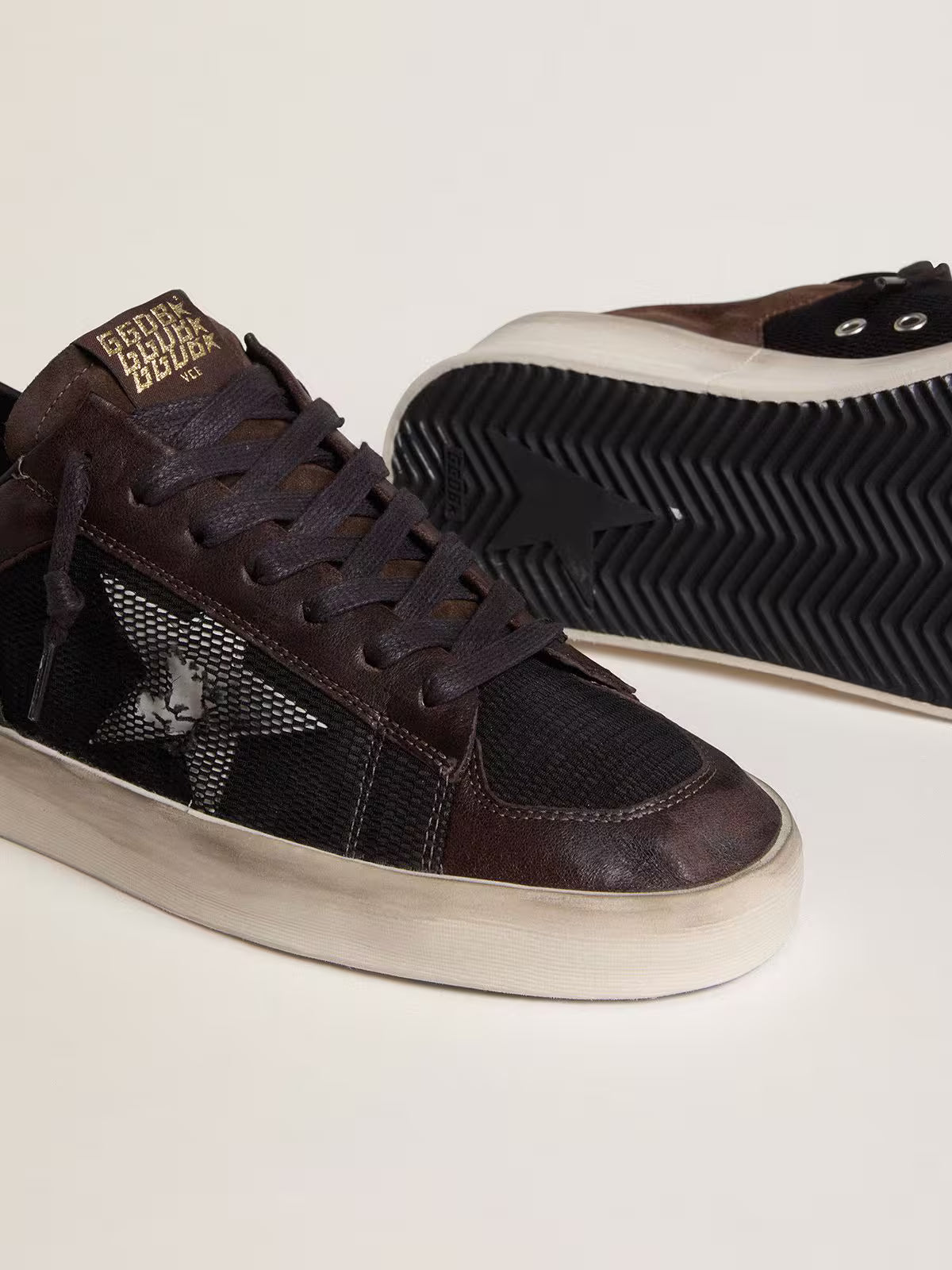 Golden Goose Heren Stardan in bruin suède en zwart mesh met witte leren ster en nappa leren inzetstukken