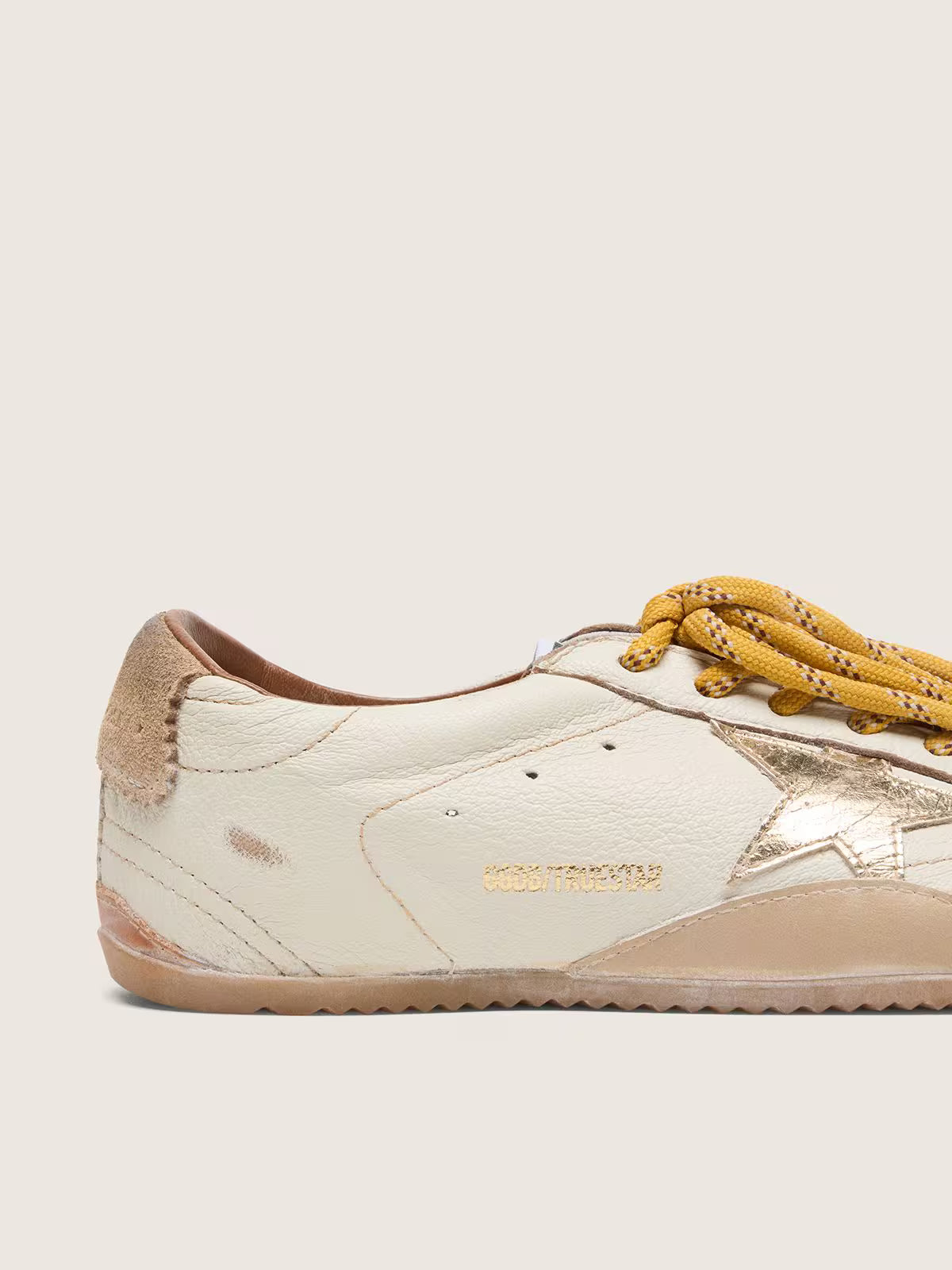 Golden Goose True-Star pour femme en cuir nappa blanc avec étoile dorée et languette de talon en daim beige