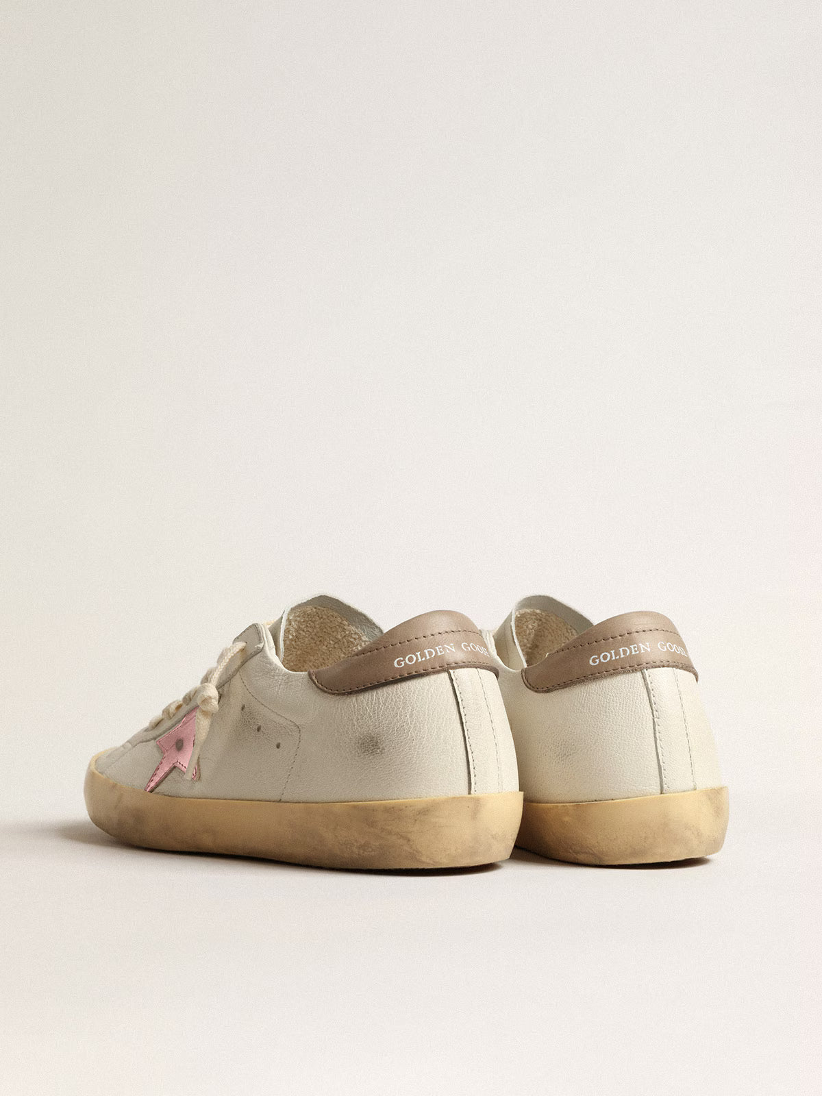 Golden Goose Super-Star pour femme en nappa blanc avec étoile en cuir métallisé rose