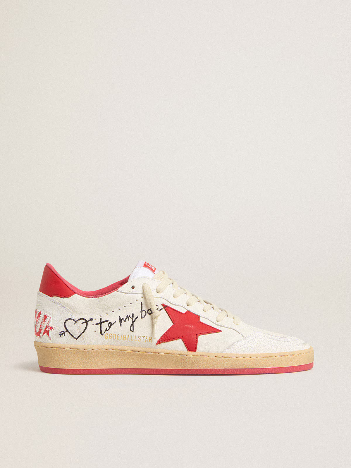 Golden Goose Ball Star Wishes pour femmes en cuir blanc avec une étoile rouge et un talon rouge